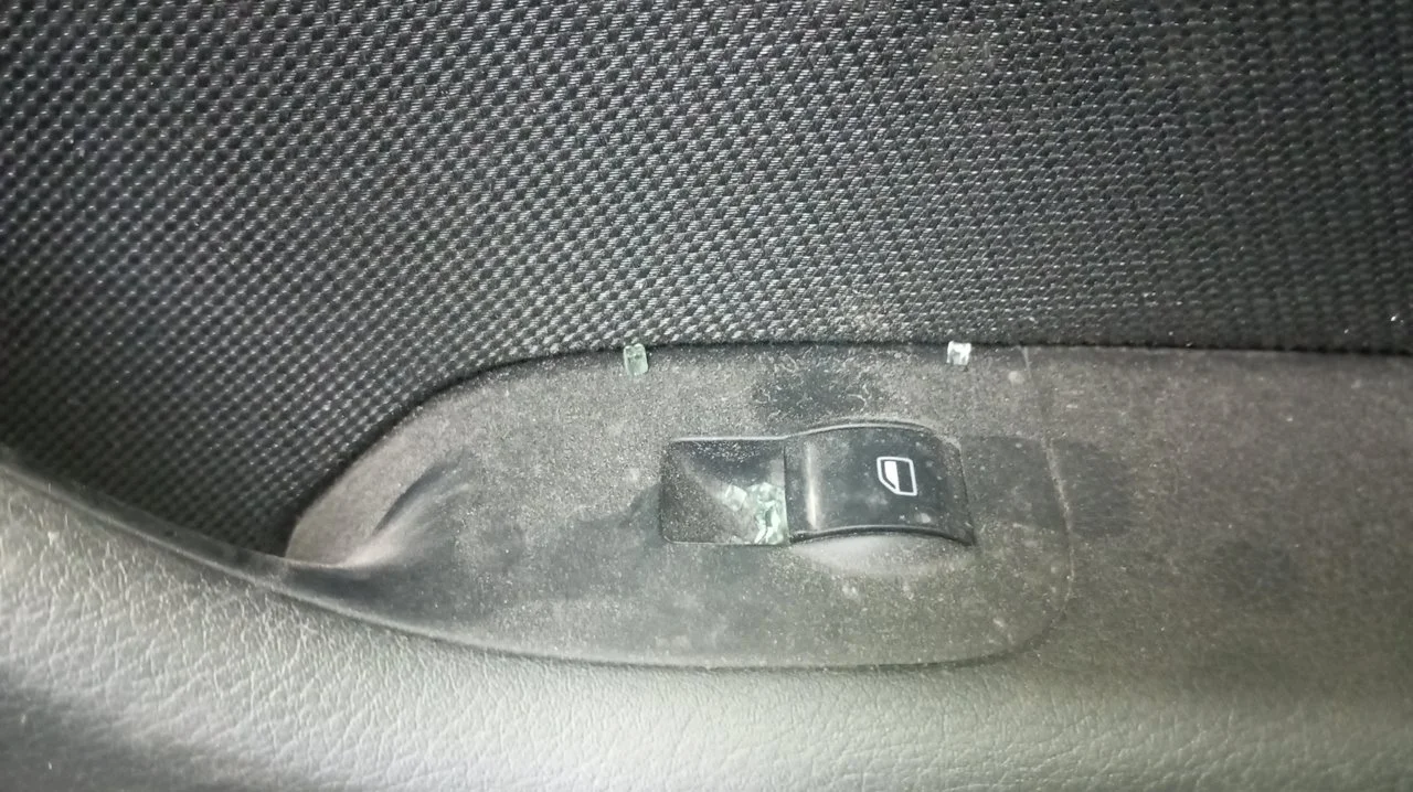 Foto de MANDO ELEVALUNAS TRASERO DERECHO AUDI A4 AVANT (8E) 3.0 V6 24V TDI (233 CV / 171 KW) referencia 8E0959855