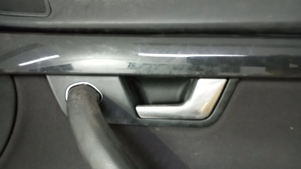 Foto de MANETA INTERIOR DELANTERA DERECHA AUDI A4 BERLINA (8E) 1.9 TDI (131 CV / 96 KW) referencia 8E1837020