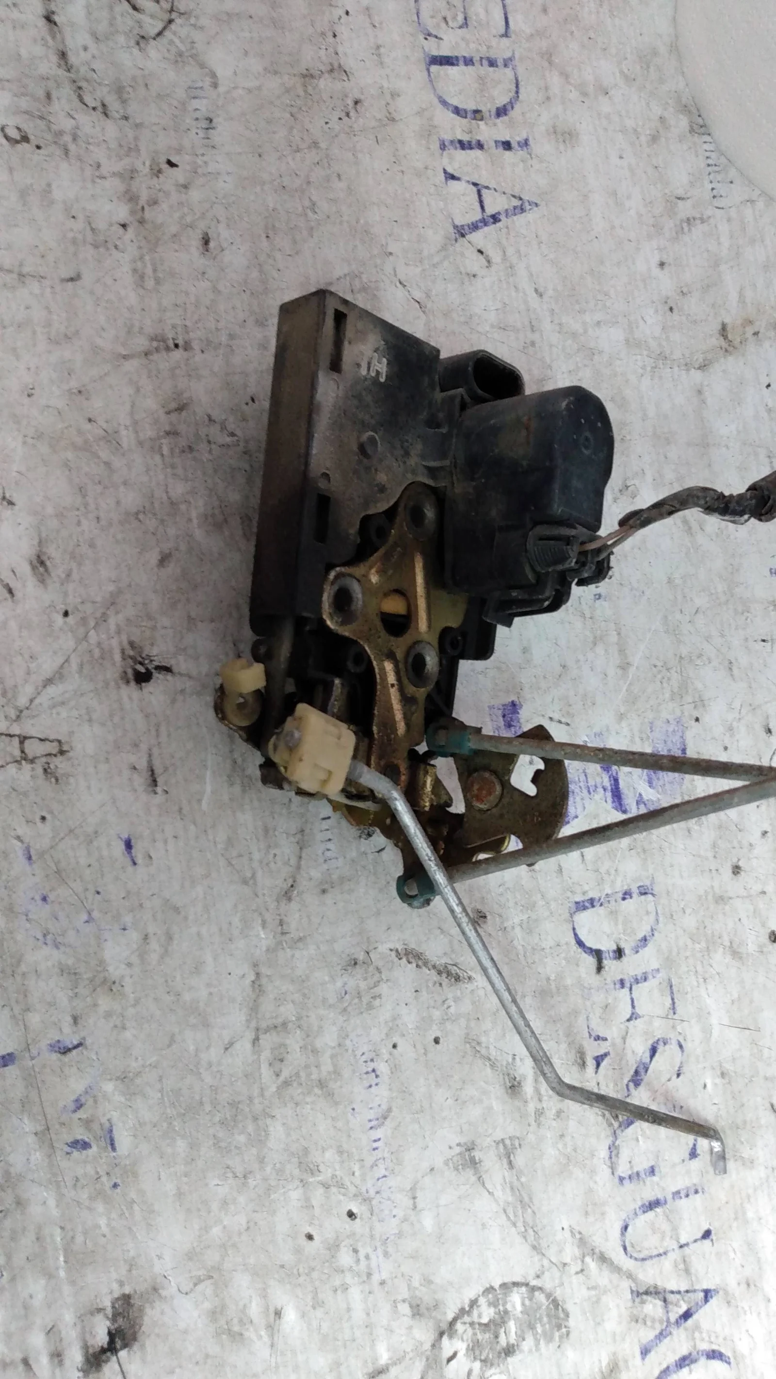 Foto de CERRADURA PUERTA DELANTERA IZQUIERDA RENAULT CLIO II FASE I (B/CB0) 1.2 (58 CV / 43 KW) referencia 7701045304