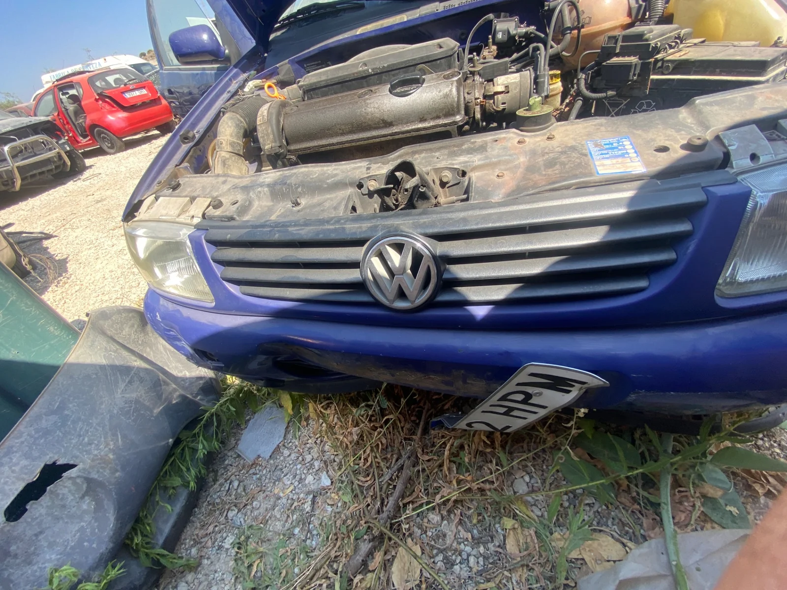 Foto de REJILLA DELANTERA VOLKSWAGEN POLO III (6N1) 1.4 (60 CV / 44 KW) referencia 6N0853677 FKZ