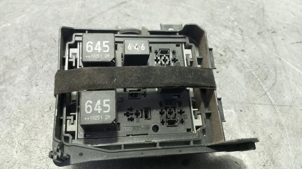 Foto de CAJA RELES / FUSIBLES PORSCHE CAYENNE (TIPO 92A) 4.8 V8 CAT (400 CV / 294 KW) referencia 7L0937603A