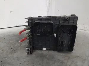 Foto de CAJA RELES / FUSIBLES VOLKSWAGEN GOLF V (1K1)(10.2003) 1.9 TDI (90 CV / 66 KW) referencia 1K0937124 foto 4