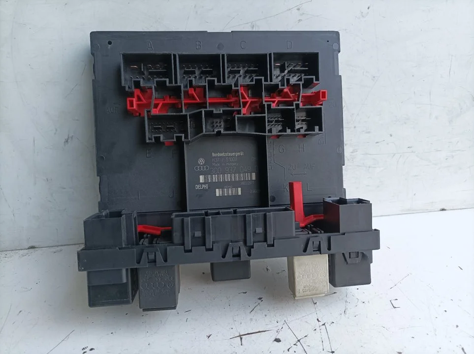 Foto de CAJA RELES / FUSIBLES SEAT LEON (1P1) referencia 3C0937049D
