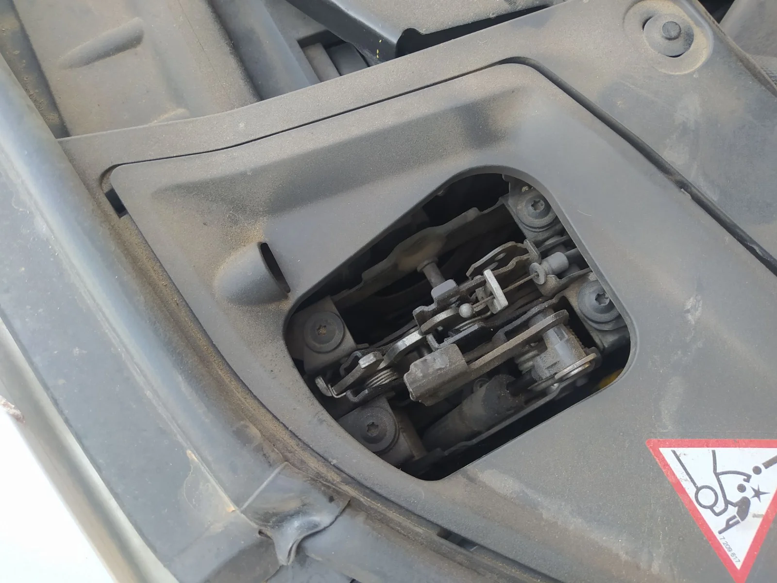 Foto de CERRADURA CAPO BMW SERIE 5 TOURING (F11) 2.0 Turbodiesel (184 CV / 135 KW) referencia 51237184441