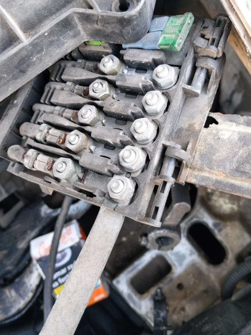 Foto de CAJA RELES / FUSIBLES SEAT IBIZA (6K1) 1.9 TDI (90 CV / 66 KW)