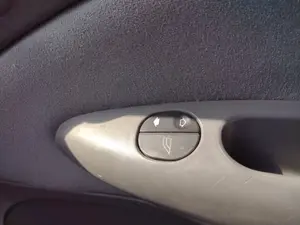 Foto de MANDO ELEVALUNAS DELANTERO DERECHO FORD FIESTA BERLINA (DX) 1.8 Diesel CAT (60 CV / 44 KW) referencia 488031