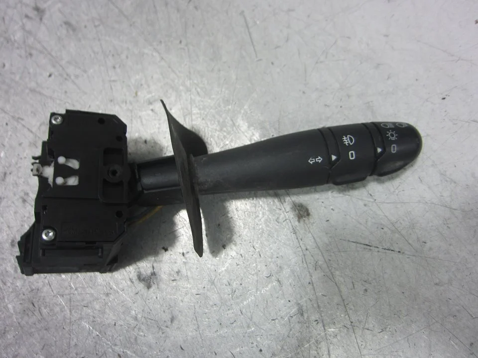 Foto de MANDO LUCES RENAULT CLIO II FASE II (B/CB0) 1.5 dCi Diesel (82 CV / 60 KW) referencia 7701047551