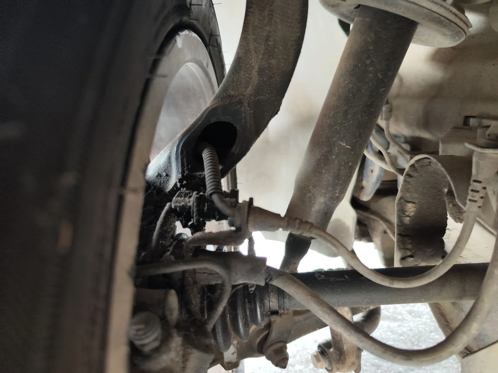 Foto de BRAZO SUSPENSION DELANTERO IZQUIERDO VOLKSWAGEN PASSAT BERLINA (3B3) 1.9 TDI (131 CV / 96 KW)