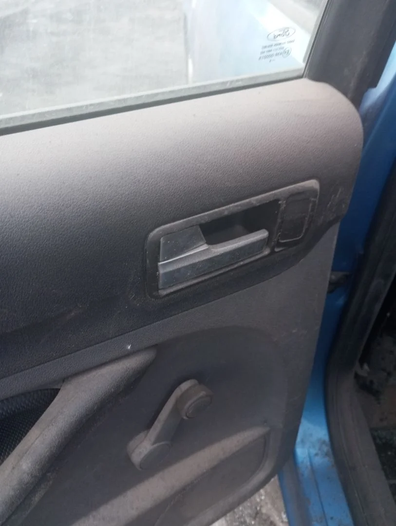 Foto de MANETA INTERIOR TRASERA IZQUIERDA FORD FOCUS BERLINA (CAP) 1.6 TDCi CAT (109 CV / 80 KW)