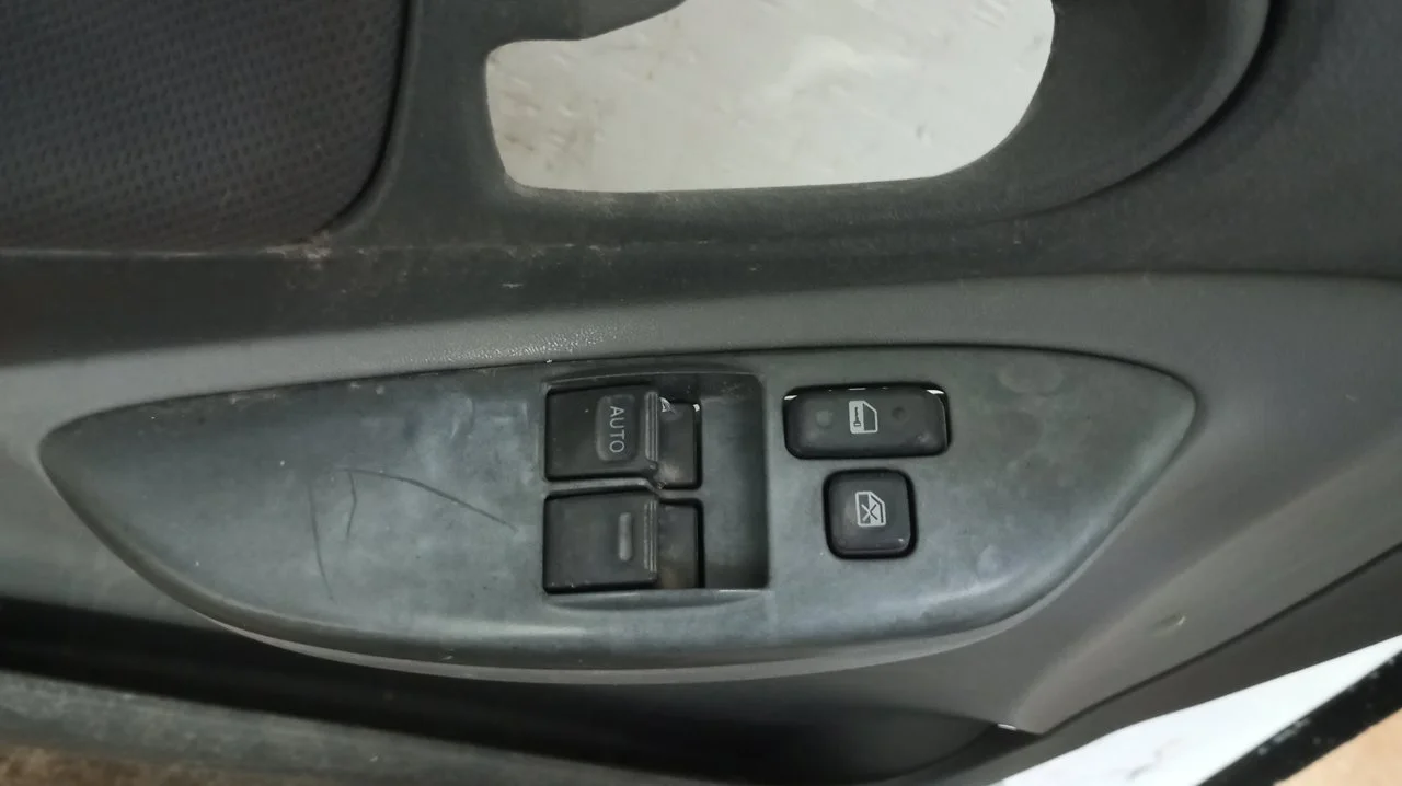 Foto de MANDO ELEVALUNAS DELANTERO IZQUIERDO TOYOTA YARIS (NCP1/NLP1/SCP1) referencia 8482060090