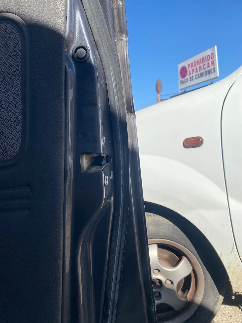 Foto de CERRADURA PUERTA DELANTERA DERECHA NISSAN SERENA (C23M) 2.3 Diesel (75 CV / 55 KW)