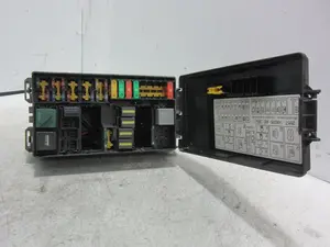 Foto de CAJA RELES / FUSIBLES FORD FOCUS BERLINA (CAK) 2.0 16V CAT (131 CV / 96 KW) referencia 2M5T14A067BB foto 4