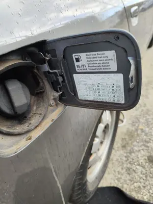 Foto de TAPA EXTERIOR COMBUSTIBLE AUDI A6 BERLINA (4B2) 2.5 V6 24V TDI (150 CV / 110 KW) referencia 4B0809905A foto 5