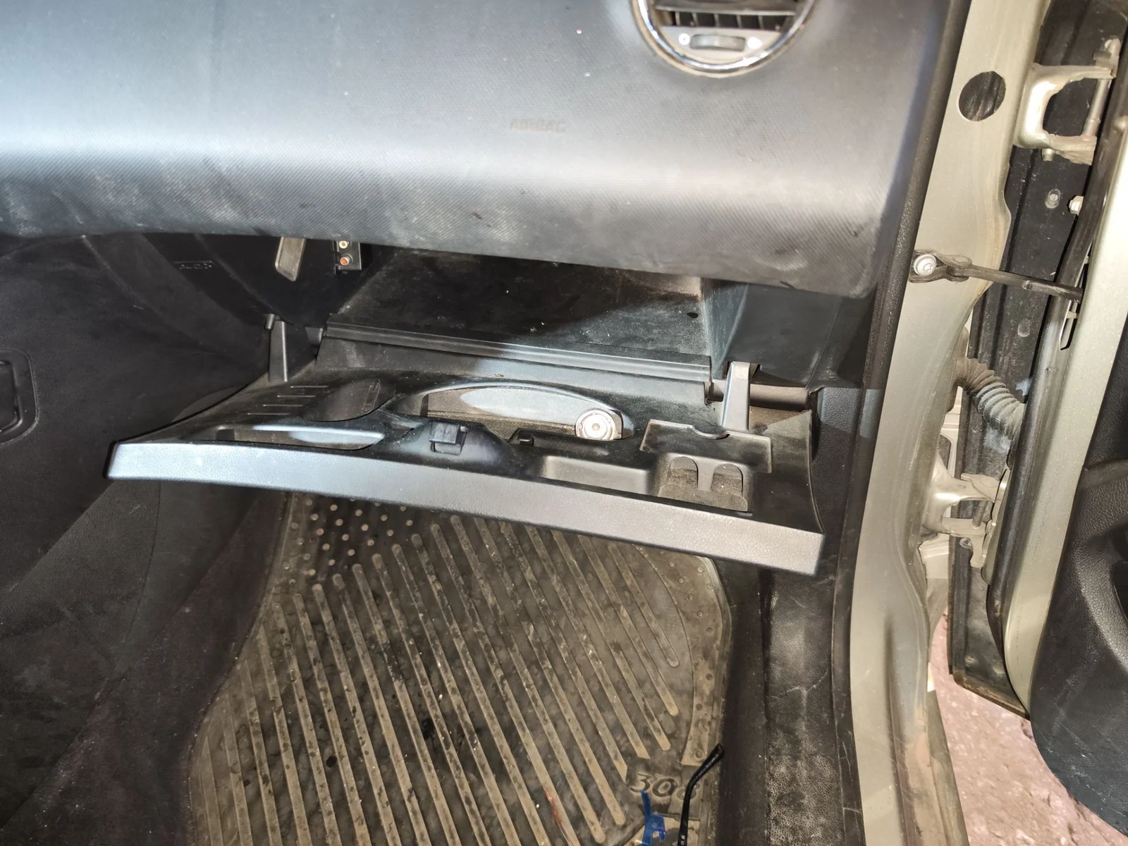 Foto de GUANTERA PEUGEOT 308 SW 1.6 HDi FAP CAT (9HZ / DV6TED4) (109 CV / 80 KW) referencia 9655993677