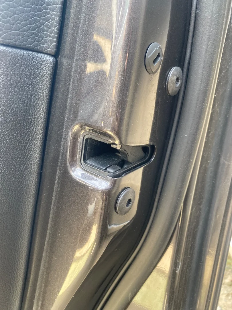 Foto de CERRADURA PUERTA DELANTERA DERECHA VOLKSWAGEN PASSAT VARIANT (3C5) 2.0 TDI DPF (170 CV / 125 KW) referencia 3C1837016B