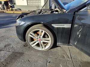 Foto de ALETA DELANTERA IZQUIERDA JAGUAR XE 2.0  Turbo CAT (200 CV / 147 KW) referencia C2D33153