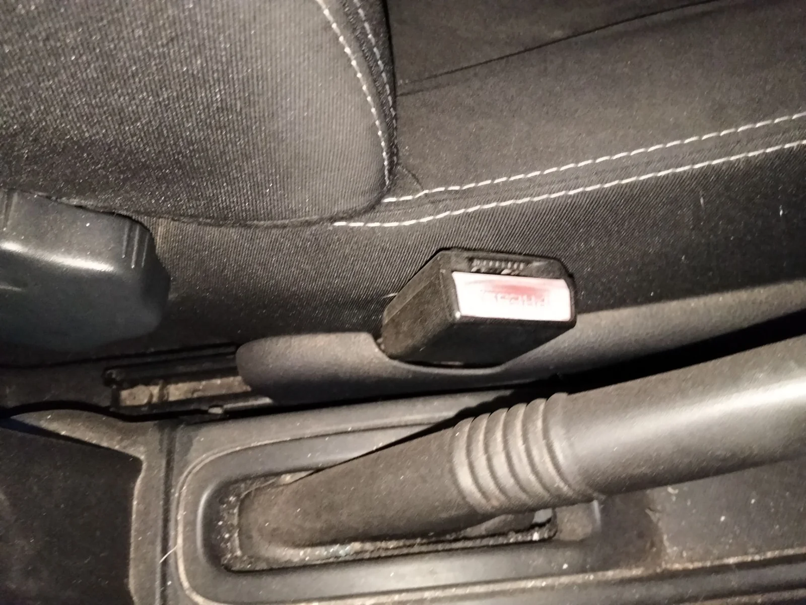 Foto de ENGANCHE CINTURON DELANTERO IZQUIERDO DACIA DUSTER I 1.2 16V TCE CAT (125 CV / 92 KW)
