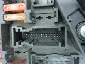 Foto de CAJA RELES / FUSIBLES BMW SERIE 5 BERLINA (E60) referencia 6906603 foto 4