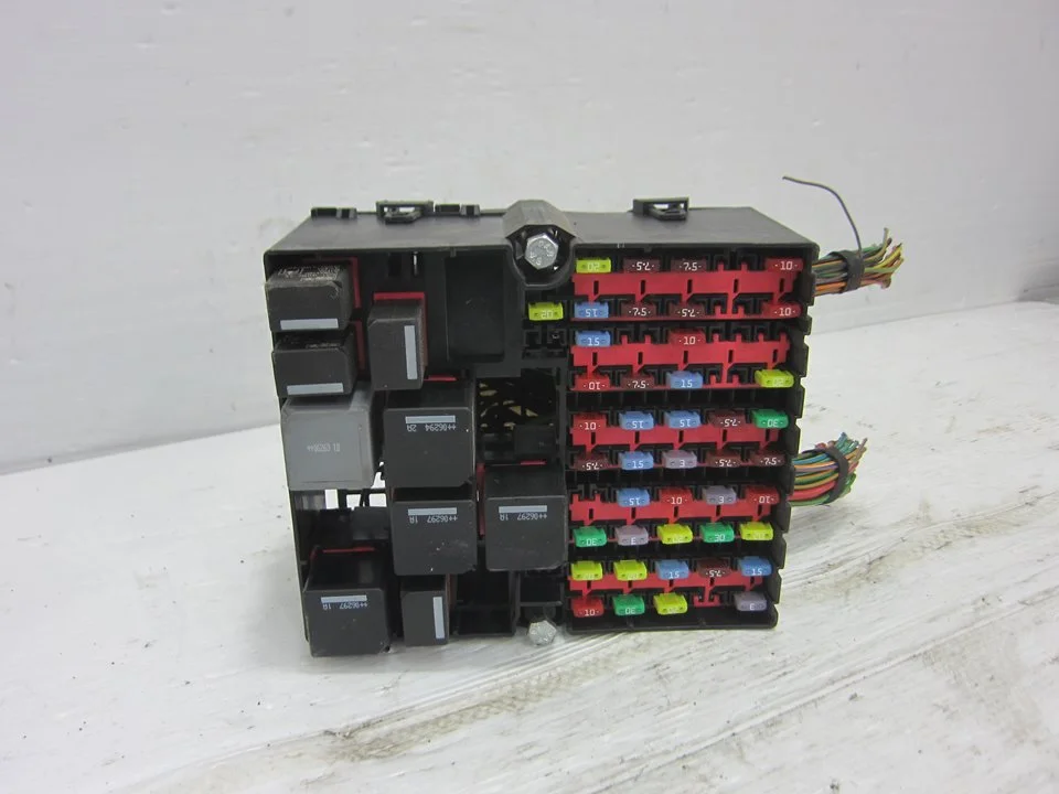 Foto de CAJA RELES / FUSIBLES FORD FIESTA (CBK) 1.3 CAT (69 CV / 51 KW) referencia 6S6T14401