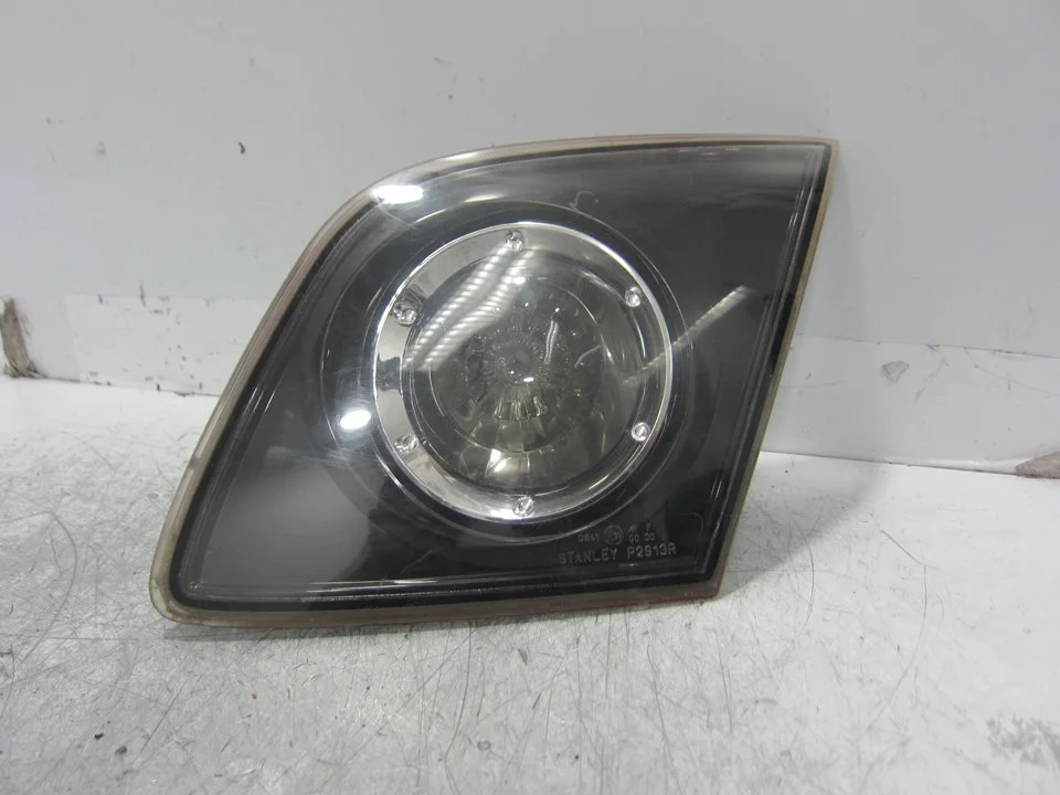 Foto de PILOTO TRASERO DERECHO INTERIOR MAZDA 3 BERLINA (BK) 1.6 CD Diesel CAT (109 CV / 80 KW) referencia P2913R