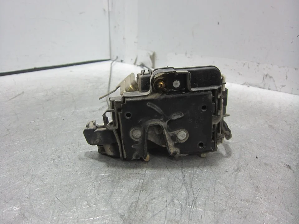 Foto de CERRADURA PUERTA TRASERA DERECHA SEAT IBIZA (6K1) 1.9 SDI (68 CV / 50 KW) referencia 6K4839016G