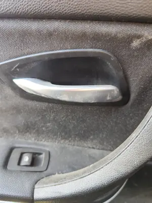 Foto de MANETA INTERIOR TRASERA IZQUIERDA BMW SERIE 3 BERLINA (E90) 2.0 16V Diesel (163 CV / 120 KW)
