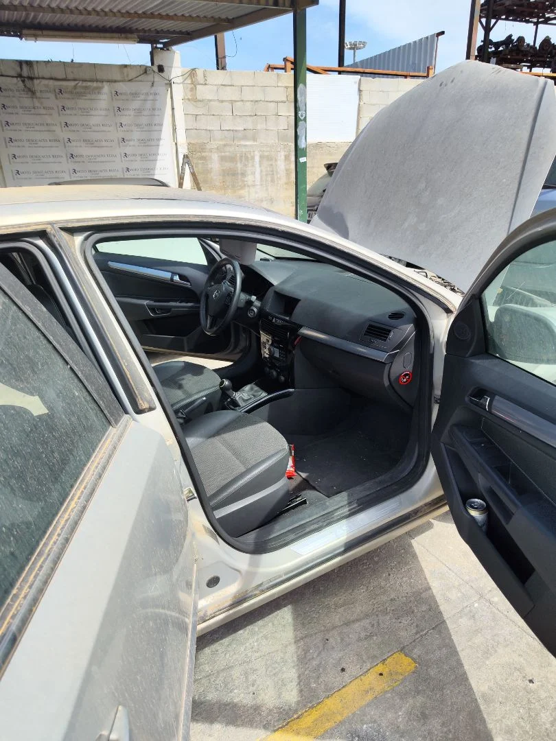 Foto de GOMAS CONTORNO PUERTA OPEL ASTRA H BERLINA 1.7 16V CDTI (110 CV / 81 KW)