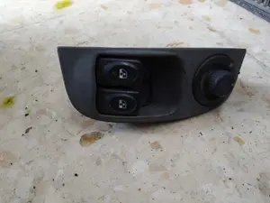Foto de MANDO ELEVALUNAS DELANTERO IZQUIERDO RENAULT MEGANE I CLASSIC (LA0)