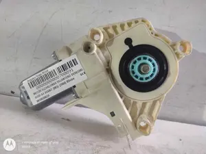 Foto de MOTOR ELEVALUNAS DELANTERO DERECHO AUDI A4 AVANT (8K5) 2.0 16V TDI (143 CV / 105 KW) referencia 8K0959802A foto 1