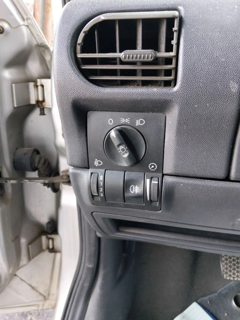 Foto de MANDO LUCES OPEL CORSA C 1.2 16V CAT (Z 12 XE / LW4) (75 CV / 55 KW)