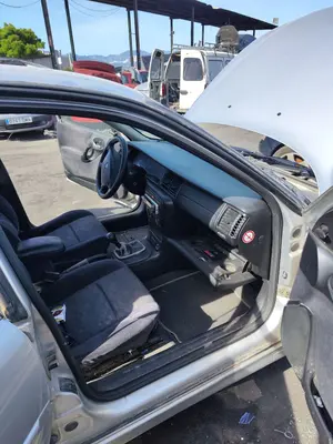 Foto de GOMAS CONTORNO PUERTA OPEL VECTRA B BERLINA 2.0 DTI (101 CV / 74 KW)