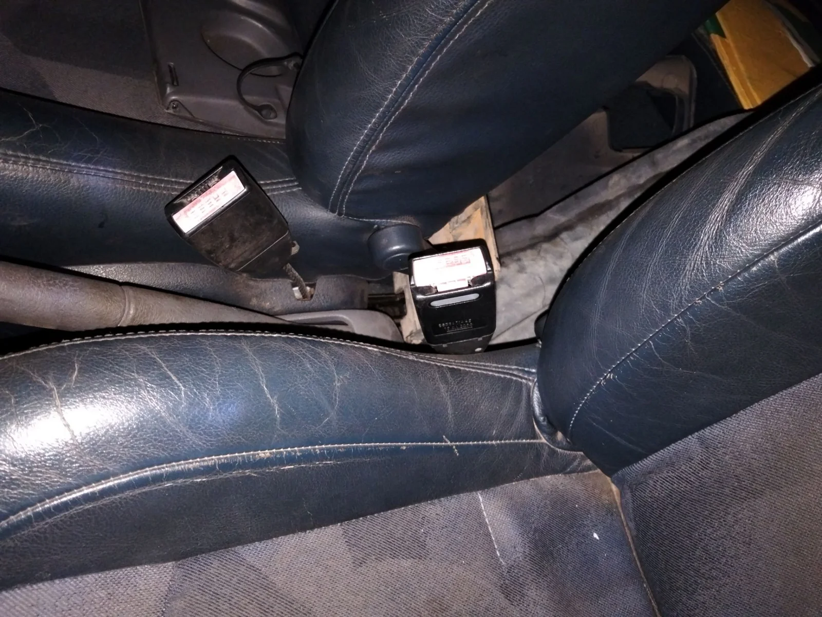 Foto de ENGANCHE CINTURON DELANTERO IZQUIERDO RENAULT CLIO II FASE I (B/CB0) 1.4 16V (98 CV / 72 KW)