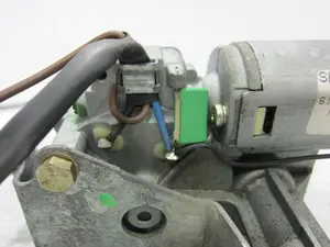 Foto de MOTOR LIMPIA TRASERO OPEL CORSA B 1.7 Diesel (57 CV / 42 KW) referencia 90386268 foto 3
