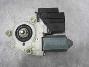 Foto de MOTOR ELEVALUNAS DELANTERO DERECHO SEAT IBIZA (6L1) 1.2 (64 CV / 47 KW) referencia 6Q2959801A foto 1