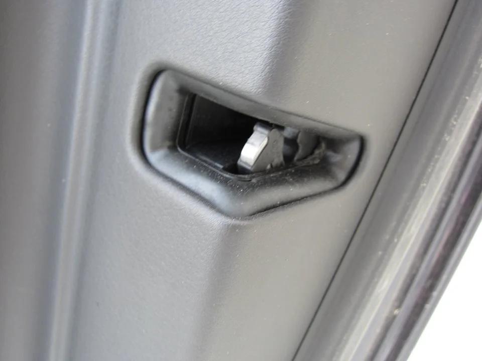 Foto de CERRADURA PUERTA TRASERA IZQUIERDA AUDI A6 BERLINA (4F2) 4.2 V8 40V (335 CV / 246 KW)