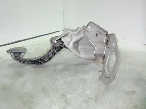 Foto de PEDAL EMBRAGUE PEUGEOT 208 1.2 12V e-VTi / PureTech (81 CV / 60 KW) referencia 9683756680 foto 3