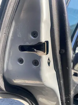 Foto de CERRADURA PUERTA TRASERA IZQUIERDA NISSAN ALMERA (N15) 2.0 Diesel (75 CV / 55 KW)