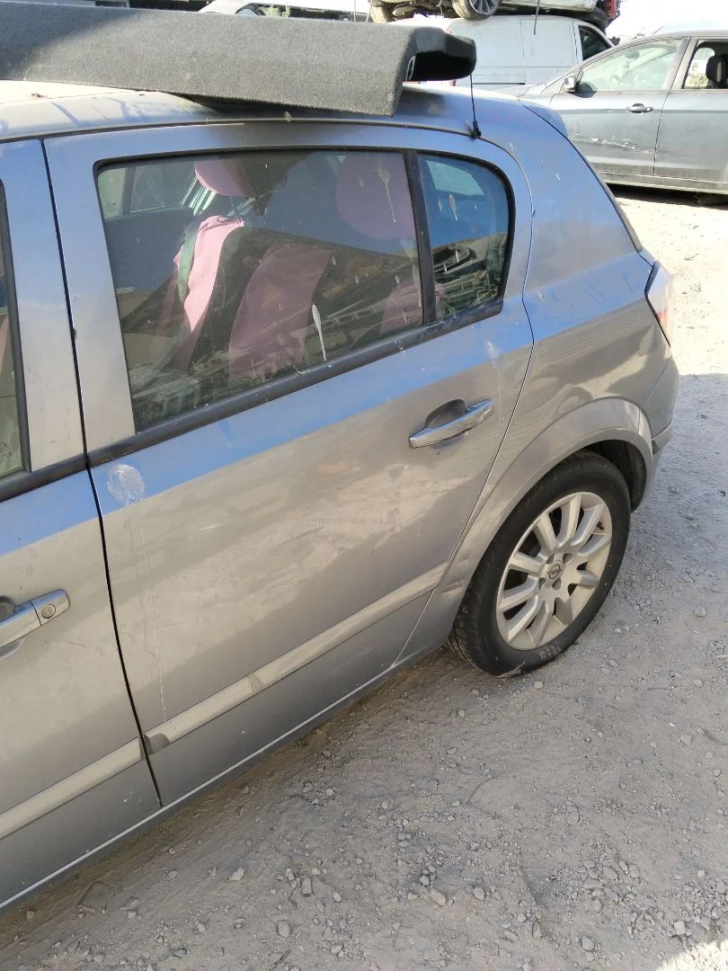 Foto de PUERTA TRASERA IZQUIERDA OPEL ASTRA H BERLINA