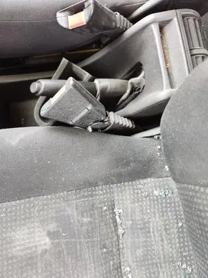 Foto de ENGANCHE CINTURON DELANTERO IZQUIERDO OPEL ZAFIRA A 1.6 16V (101 CV / 74 KW)