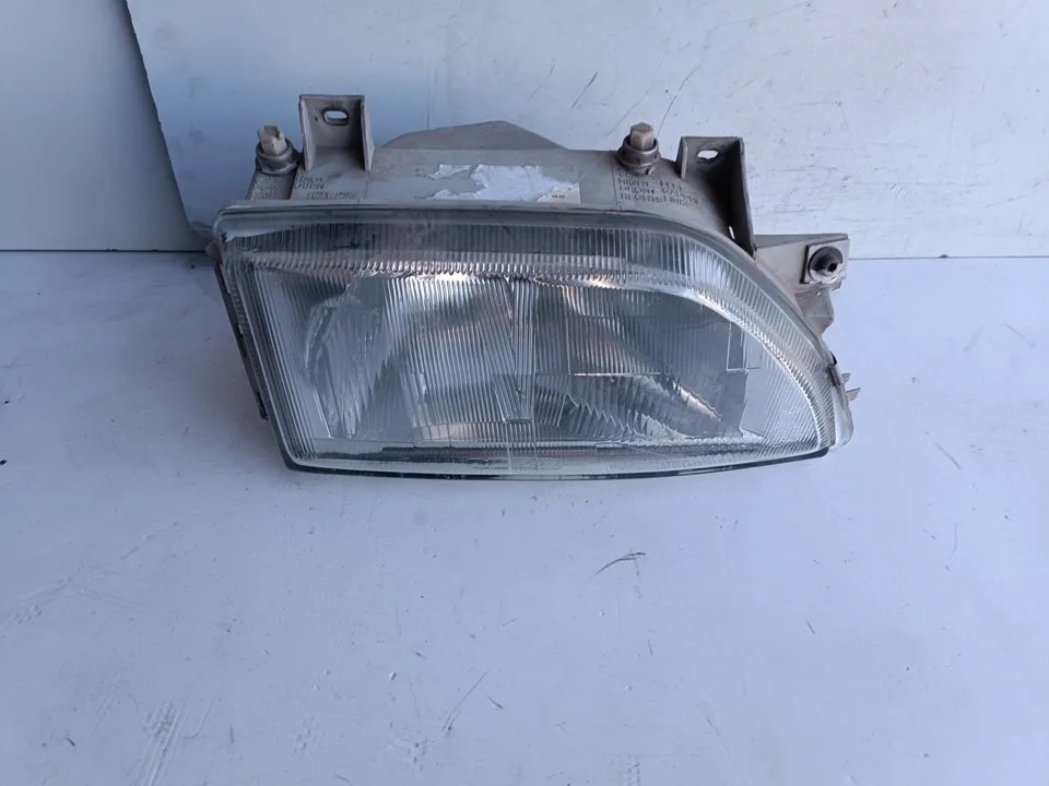 Foto de FARO DERECHO FORD ESCORT BERL./TURNIER 1.6 16V CAT (90 CV / 66 KW) referencia 205115B