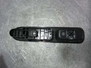 Foto de MANDO ELEVALUNAS DELANTERO DERECHO PEUGEOT 207 1.6 HDi FAP CAT (9HZ / DV6TED4) (109 CV / 80 KW) referencia 96510696 foto 2