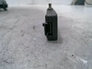 Foto de AMPLIFICADOR DE ANTENA AUDI A3 (8L) 1.9 TDI (101 CV / 74 KW) referencia 8L0035225E foto 2