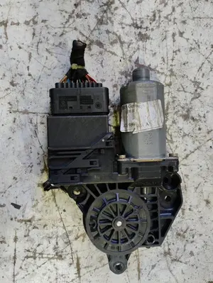 Foto de MOTOR ELEVALUNAS TRASERO IZQUIERDO VOLKSWAGEN GOLF IV BERLINA (1J1)(10.1997) 1.6 (101 CV / 74 KW) referencia 1C0959811 foto 2