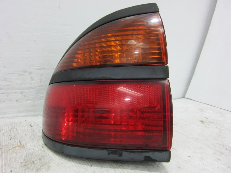 Foto de PILOTO TRASERO IZQUIERDO RENAULT LAGUNA (B56) 1.9 dCi Diesel CAT (107 CV / 79 KW) referencia 7700420122