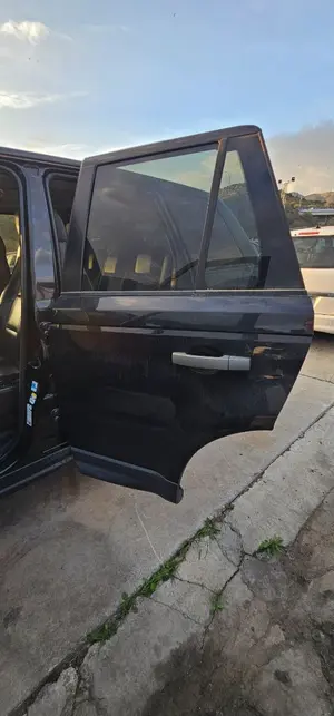 Foto de PUERTA TRASERA IZQUIERDA LAND ROVER RANGE ROVER SPORT 2.7 Td V6 CAT (190 CV / 140 KW) referencia BFA790090