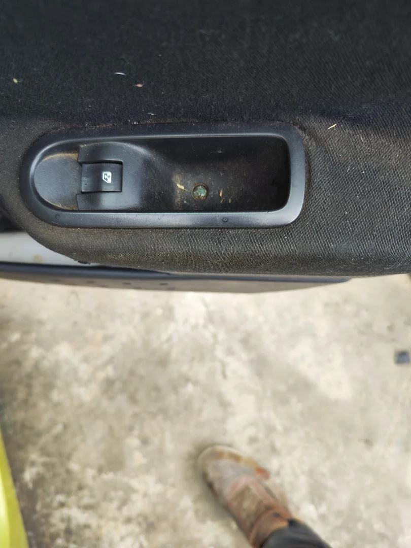 Foto de MANDO ELEVALUNAS TRASERO DERECHO RENAULT MEGANE II BERLINA 5P 1.6 CAT (113 CV / 83 KW)