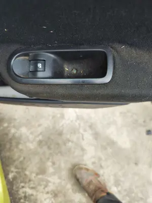 Foto de MANDO ELEVALUNAS TRASERO DERECHO RENAULT MEGANE II BERLINA 5P 1.6 CAT (113 CV / 83 KW)