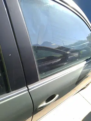 Foto de PUERTA DELANTERA DERECHA VOLKSWAGEN PASSAT BERLINA (3B2) 1.9 TDI (110 CV / 81 KW) referencia 3B4831052BE foto 3