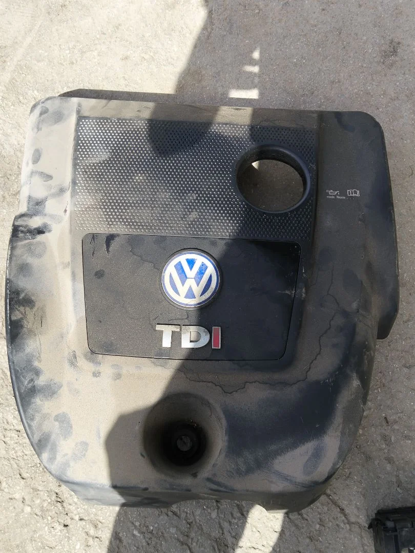 Foto de TAPA MOTOR VOLKSWAGEN GOLF IV BERLINA (1J1)(10.1997) 1.9 TDI (101 CV / 74 KW)