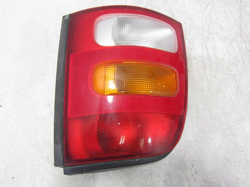Foto de PILOTO TRASERO DERECHO NISSAN MICRA (K11) 1.0 16V CAT (54 CV / 40 KW) referencia 265506F600